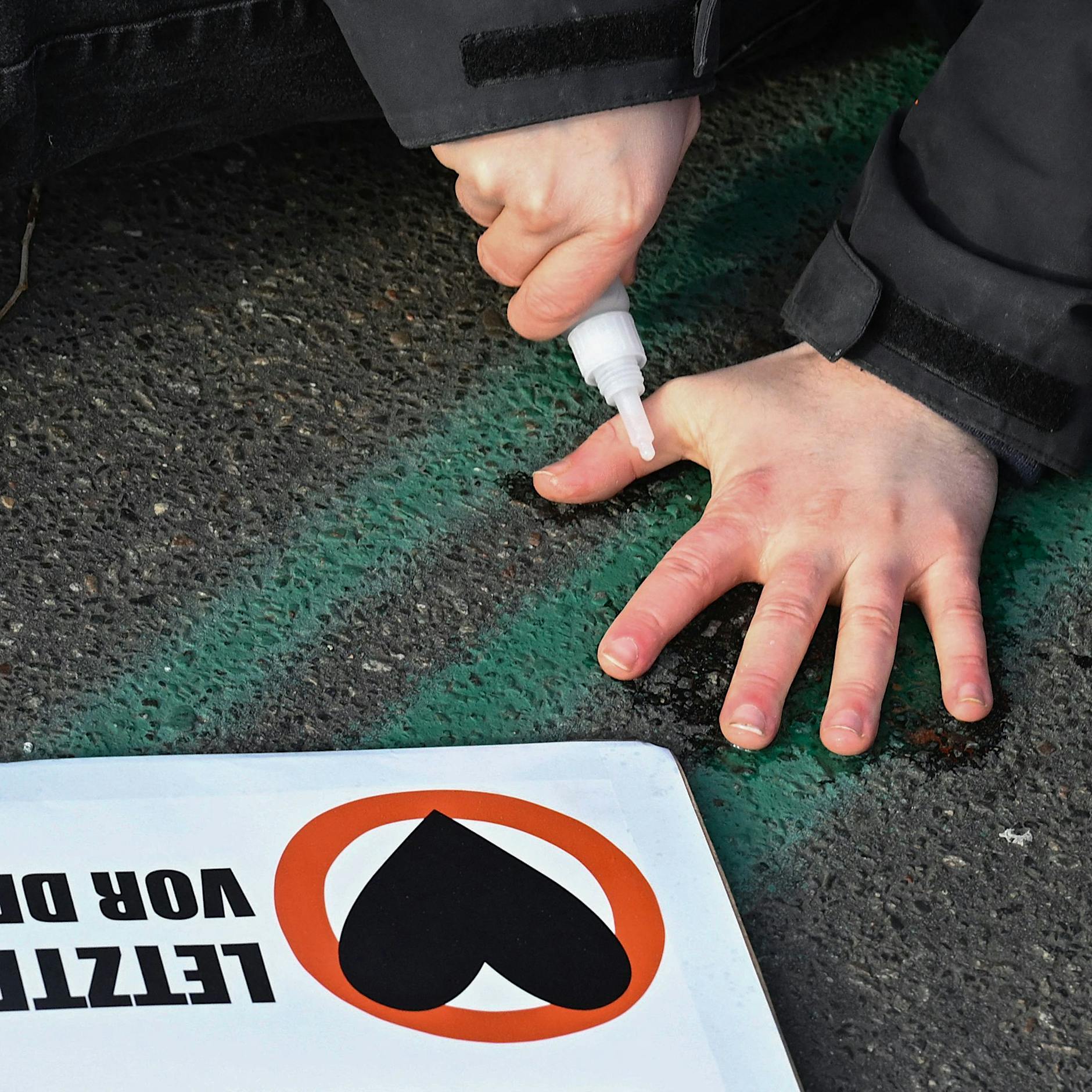 Präventives Klebe-Verbot für Klimaaktivisten muss konkrete Straßen nennen