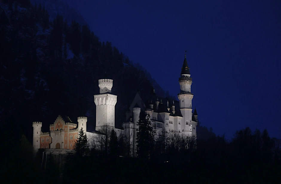 dpatopbilder - Von Scheinwerfern wieder angestrahlt steht das Schloss Neuschwanstein im Königswinkel.  