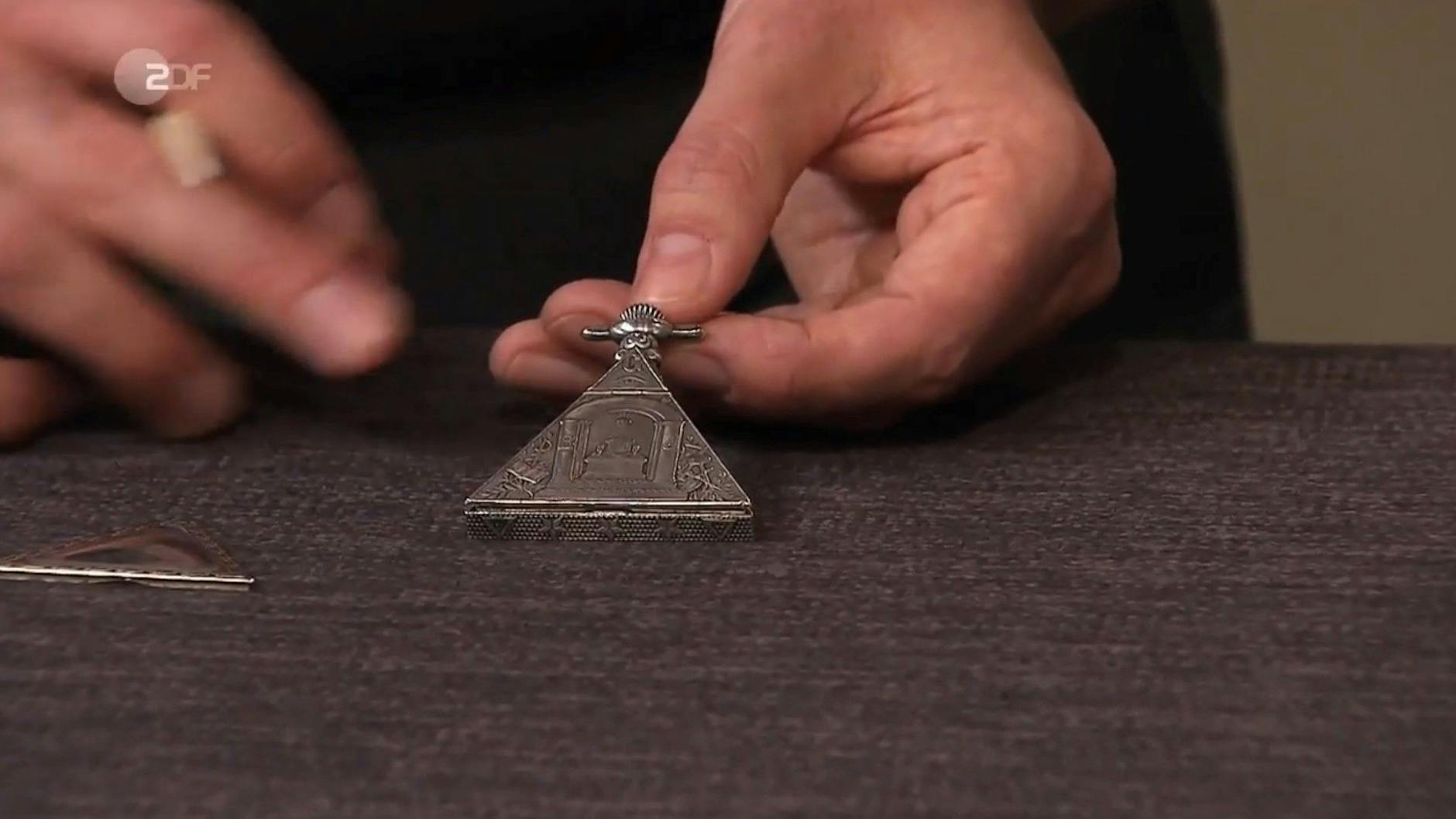 Auch auf der Rückseite der Freimaurer-Uhr bei „Bares für Rares“ sind Symbole eingraviert.