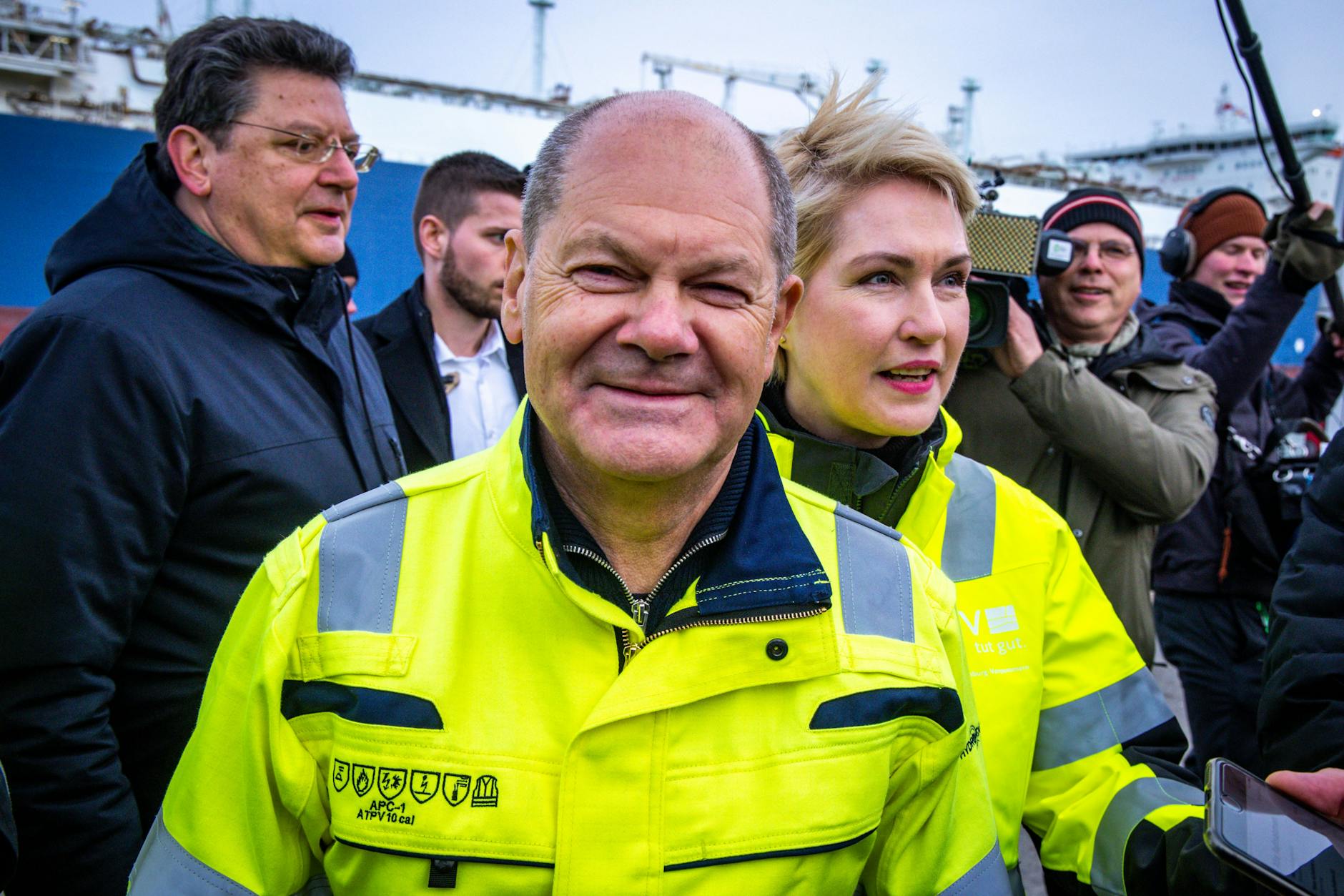 Energiewende im Eiltempo: Bundeskanzler Olaf Scholz und Mecklenburg-Vorpommerns Ministerpräsidentin Manuela Schwesig (SPD) im Januar 2023 bei der offiziellen Inbetriebnahme des LNG-Terminals in Lubmin an der Ostsee.