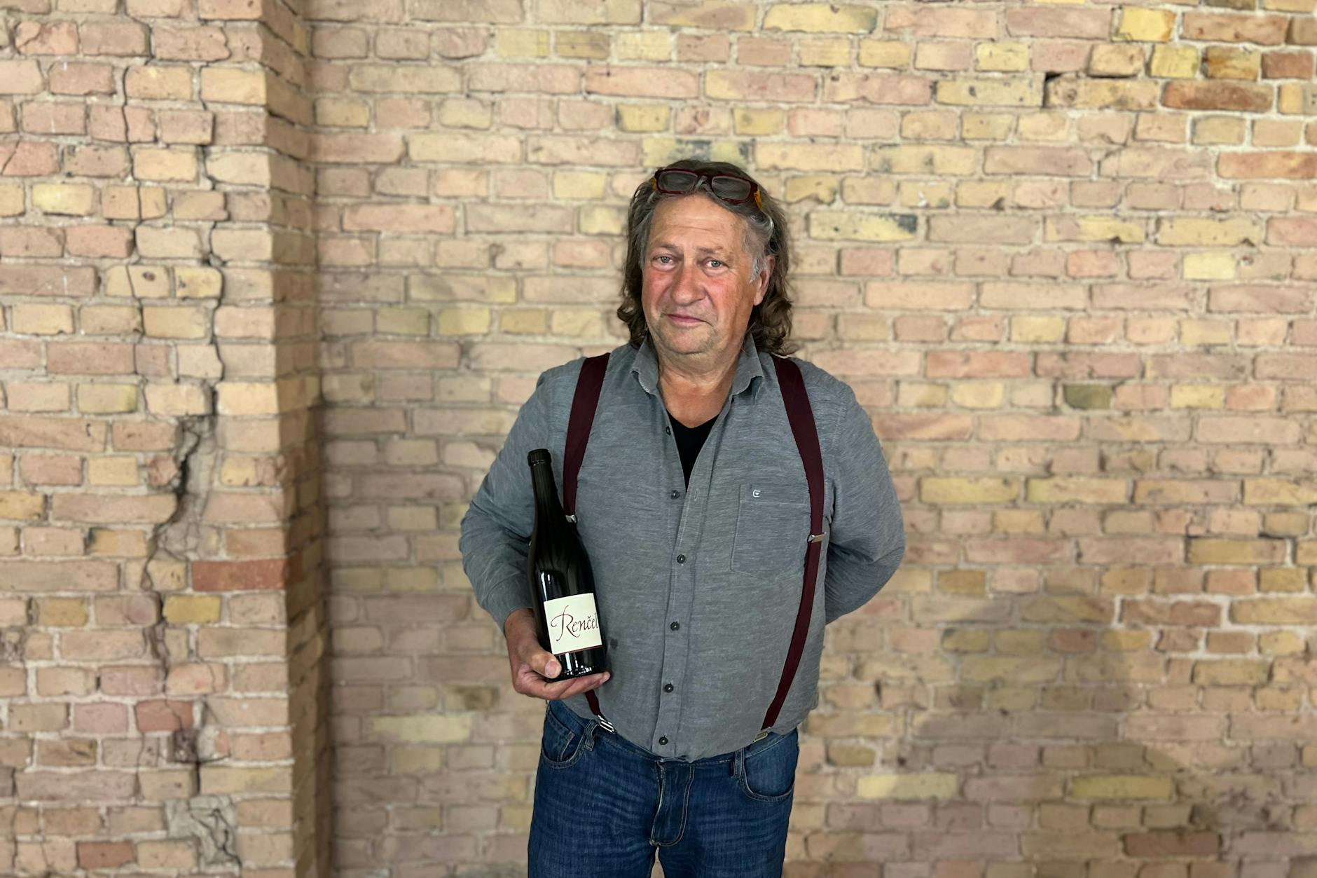 Winzer Josko Rencel mit einem seiner Weine.