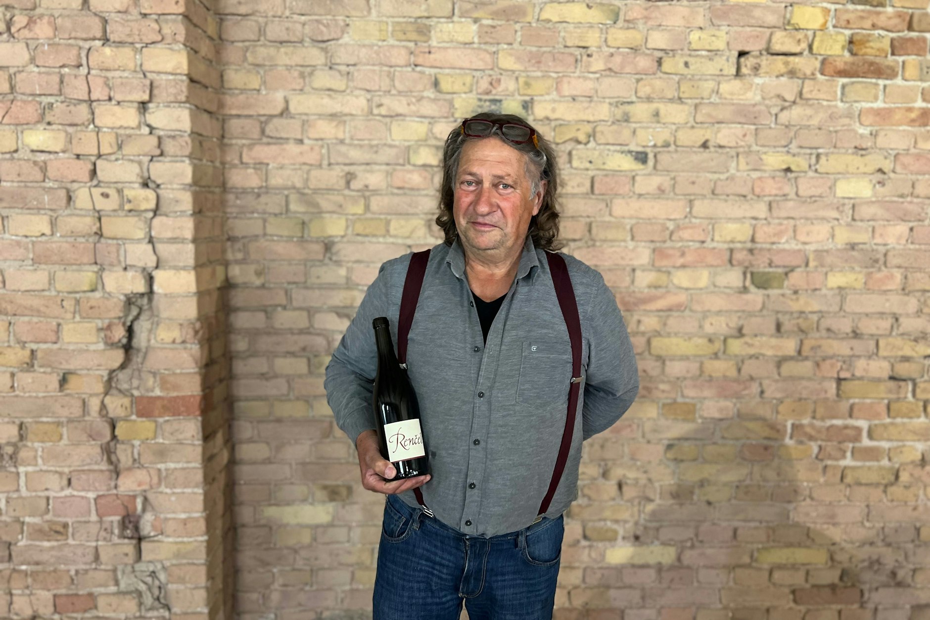 Winzer Josko Rencel mit einem seiner Weine.