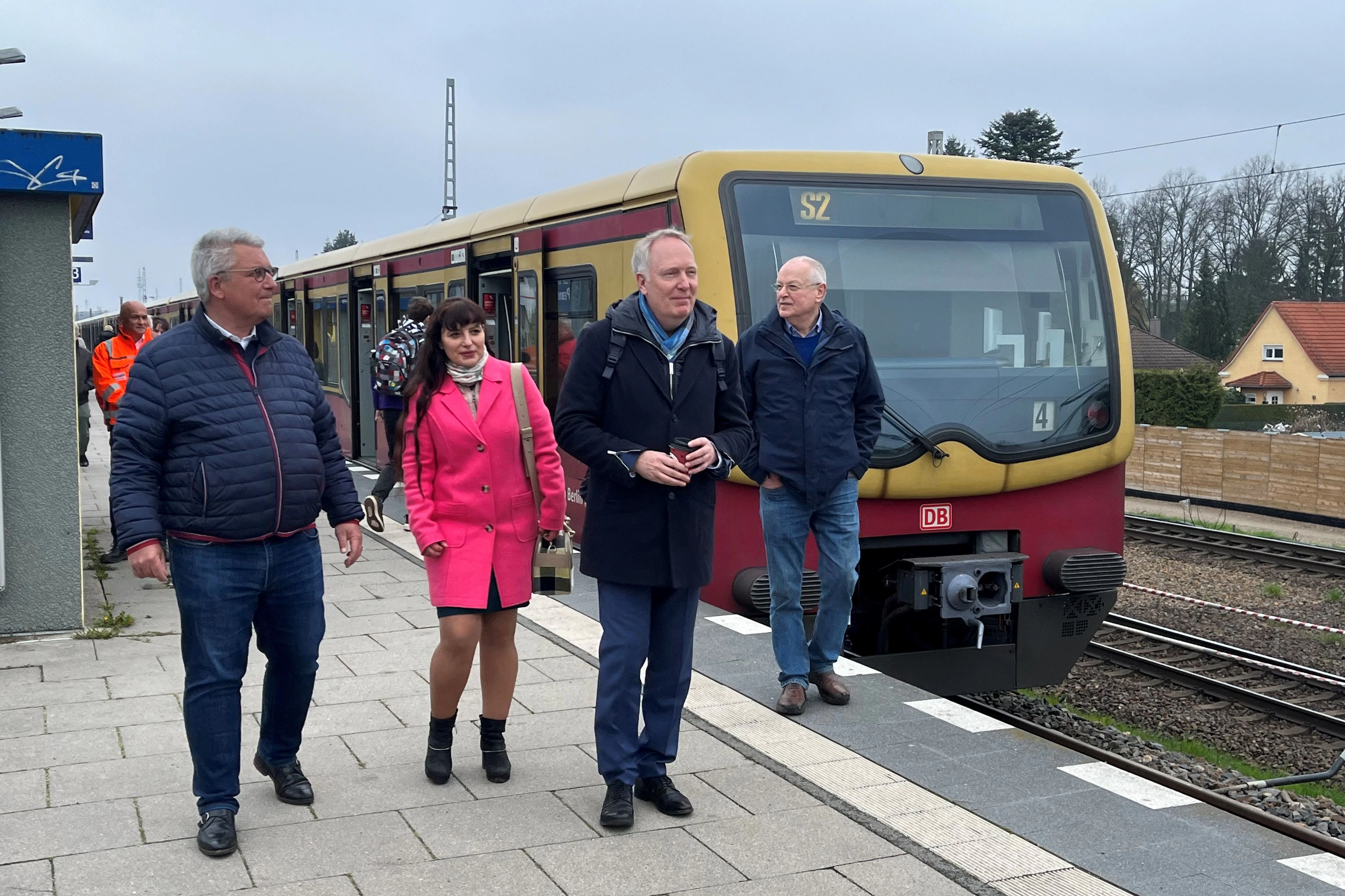 Nach rund einem Jahr Unterbrechung fährt die S2 wieder nach Blankenfelde. Zu den ersten Fahrgästen gehören Michael Schwuchow, Bürgermeister von Blankenfelde-Mahlow, die Zossener Bürgermeisterin Wiebke Şahin-Schwarzweller und der DB-Konzernbevollmächtigte Alexander Kaczmarek (2. v. r.).