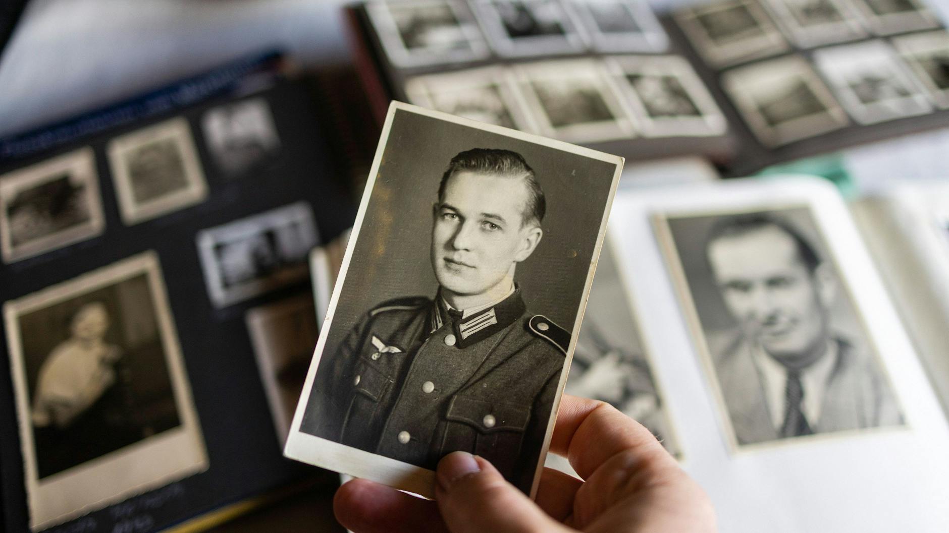 Auch der Fotograf Detlef Heese recherchierte seine eigene Familiengeschichte in der NS-Zeit. Das Foto zeigt ein Soldatenfoto von Dietrich Heese (Jahrgang 1922) aus Rummelsburg in Pommern. Er hat im Zweiten Weltkrieg an der Ostfront gedient und war von 1944 bis 1949 in russischer Kriegsgefangenschaft in Dnipropetrowsk (heutige Ukraine). Heese kam 1949 nur mit einem Tabakbeutel, Pfeife, Wehrmachts-Kochgeschirr und seinem Lkw-Führerschein in Westdeutschland an. Als Maurer und Lkw-Fahrer verdiente er sein Geld. Dietrich Heese starb 1998.