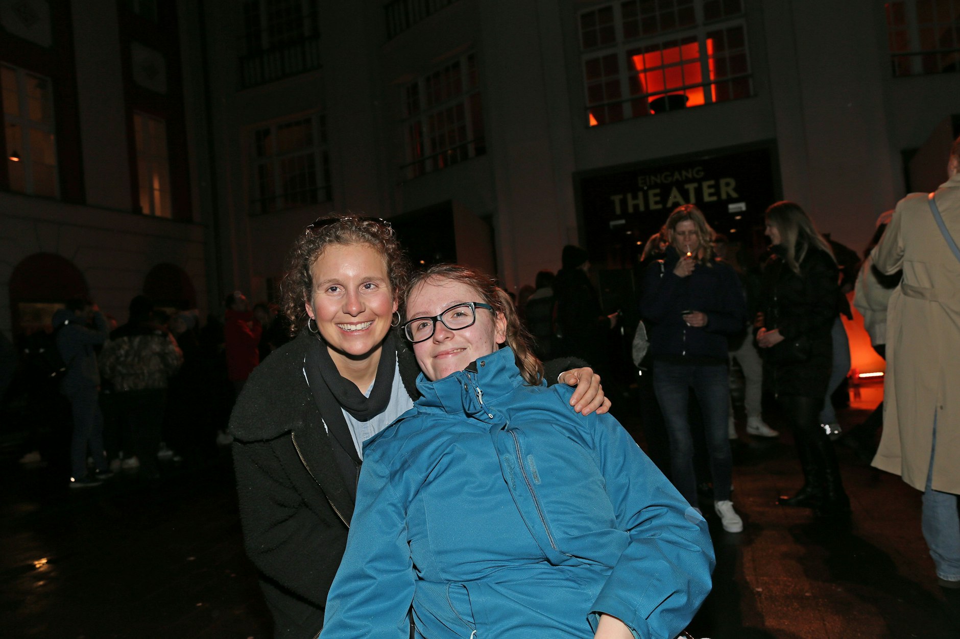 Christina (l.) und Cinzia vorm Admiralspalast nach dem Ed-Sheeran-Konzert