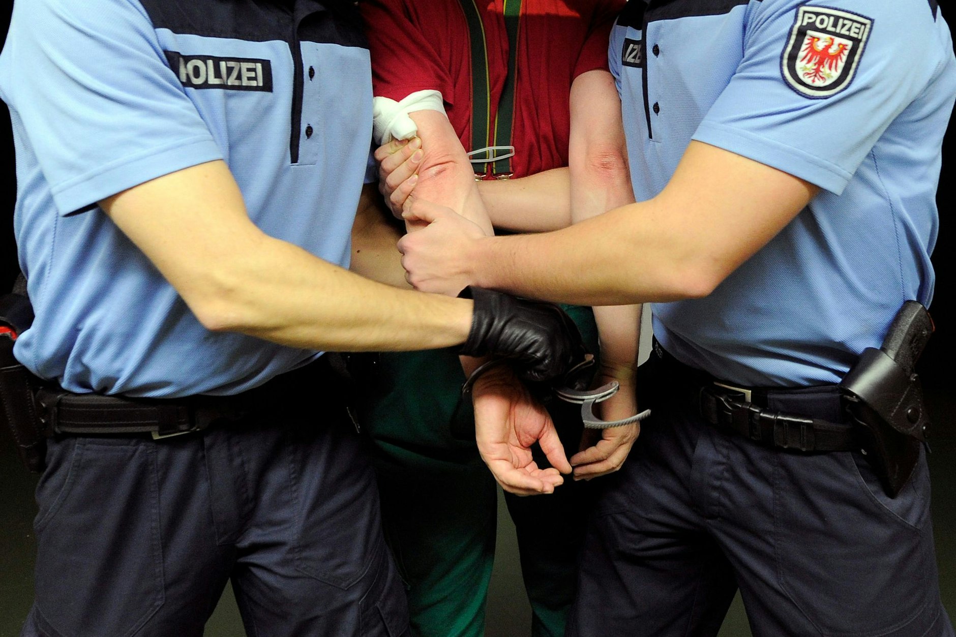 Brandenburg Polizisten nehmen einen Verdächtigen fest (Symbolbild).