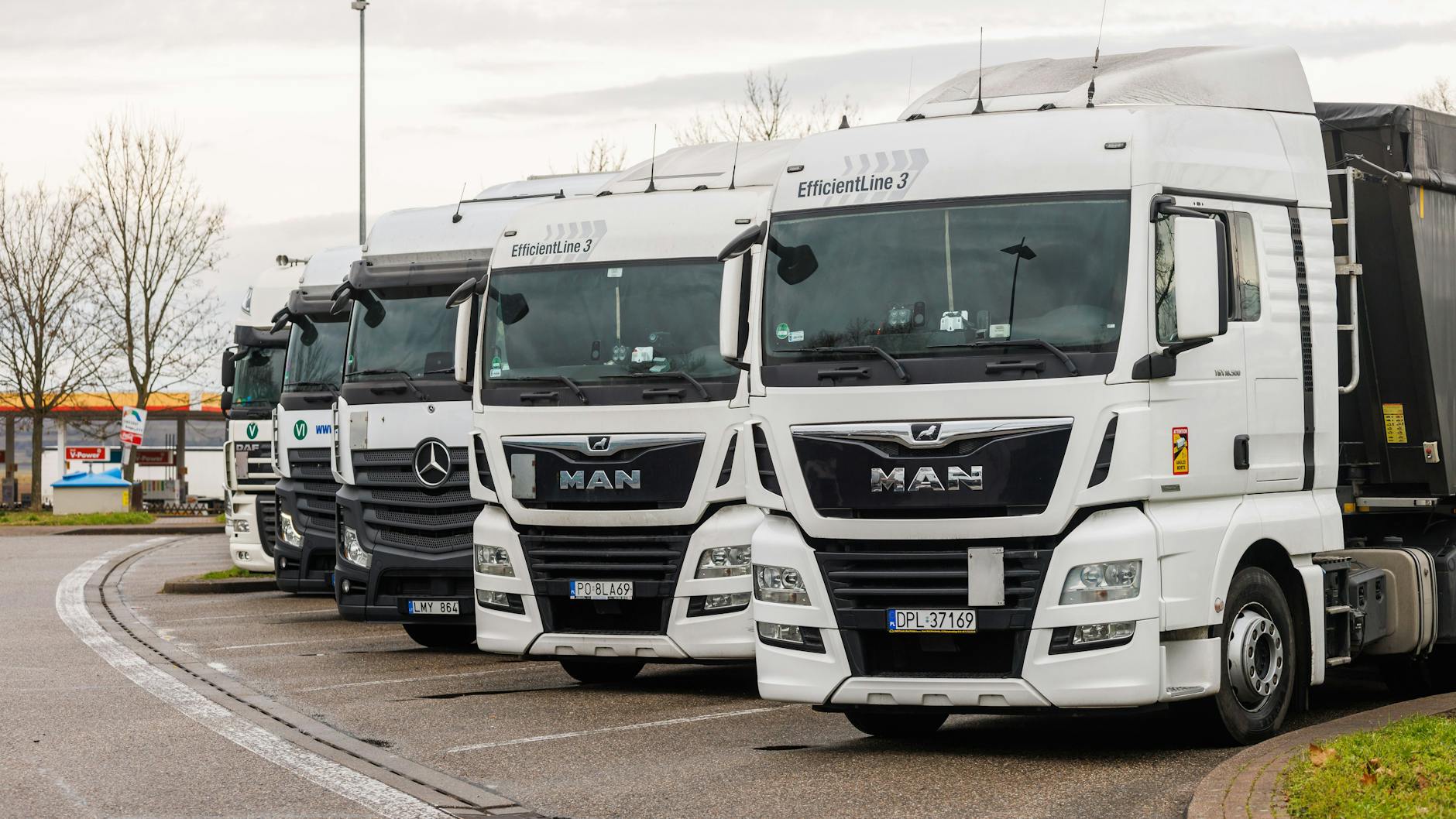 Die Koalition will dem Fachkräftemangel bei Lkw-Fahrern entgegenwirken und zugleich Dumpingpreise im Transportgewerbe bekämpfen. (Archivbild)