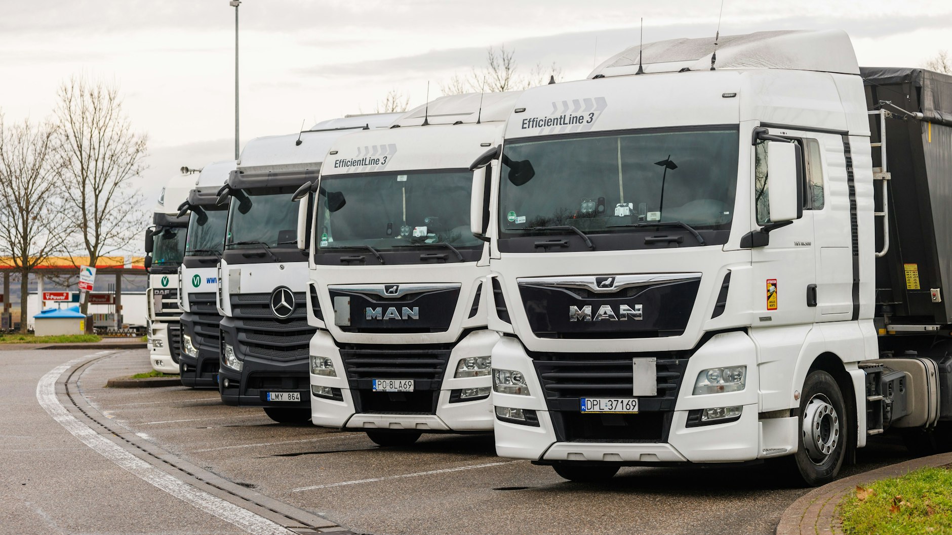 Die Koalition will dem Fachkräftemangel bei Lkw-Fahrern entgegenwirken und zugleich Dumpingpreise im Transportgewerbe bekämpfen.       (Archivbild)