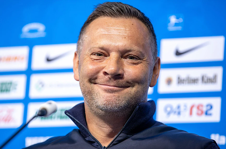 Der neu ernannte Cheftrainer Pal Dardai lächelt bei einer Pressekonferenz.  