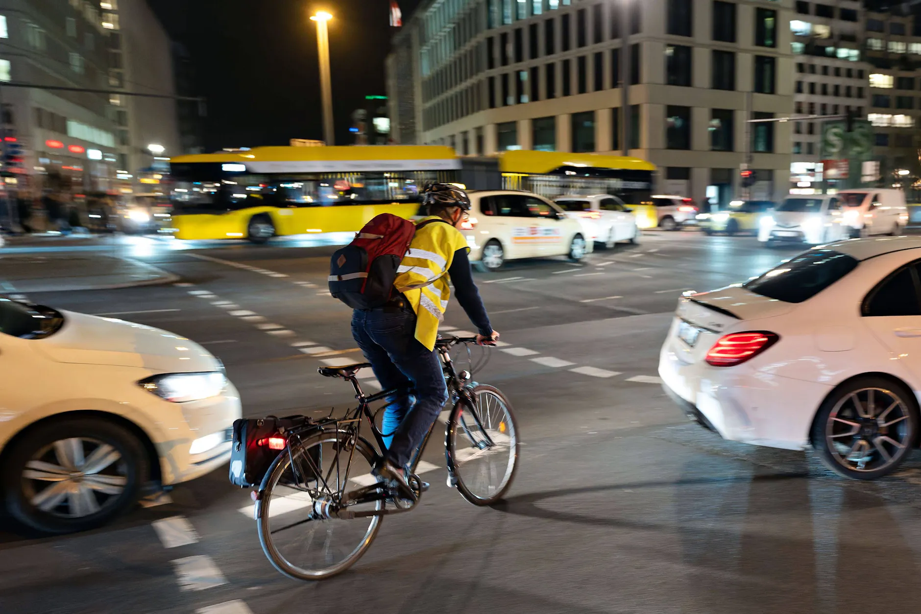 Radfahren kann in Berlin gefährlich sein. Warnwesten, Reflektoren und gute Beleuchtung machen Radler sichtbarer.