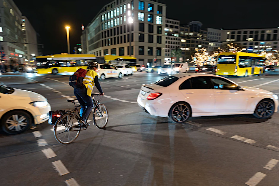 Radfahren kann in Berlin gefährlich sein. Warnwesten, Reflektoren und gute Beleuchtung machen Radler sichtbarer.