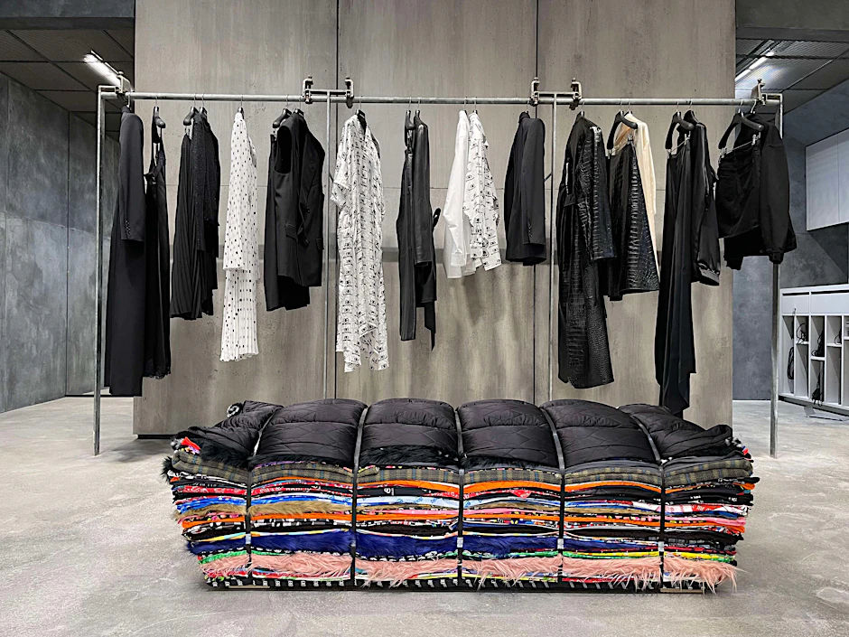 Ein Blick auf die Balenciaga-Bank des niederländischen Künstlers Tejo Remy, dahinter Teile der aktuellen Kollektion, drumherum Beton.&nbsp;