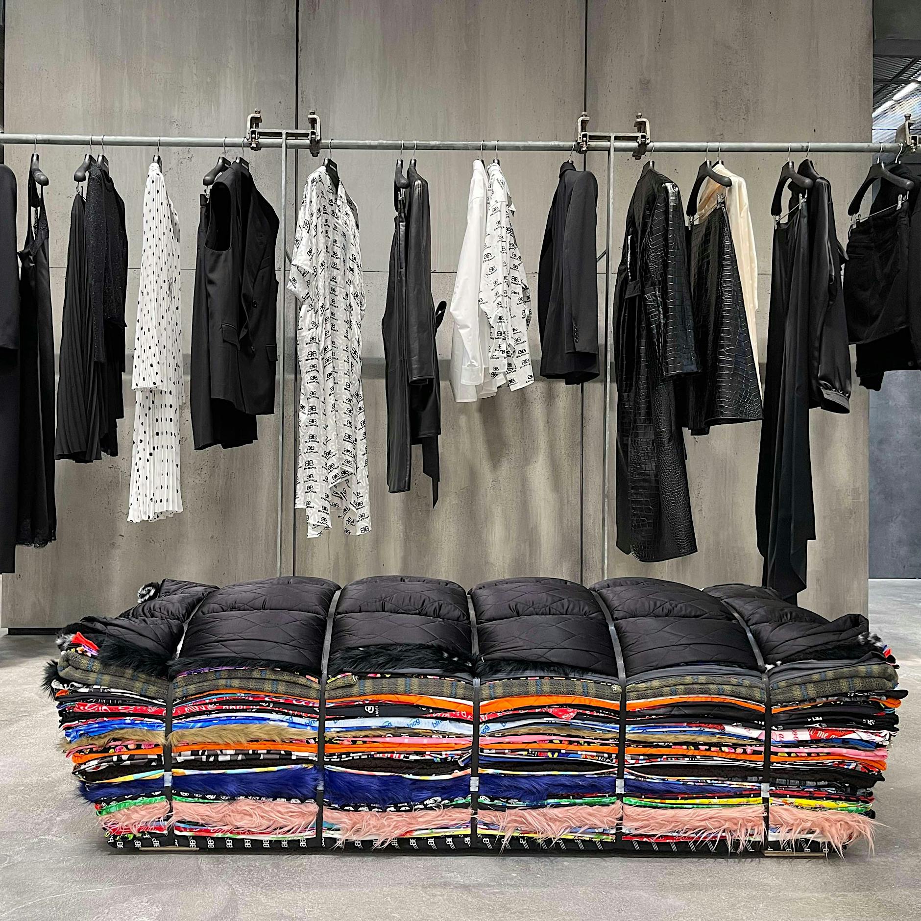 Beton und Stangen: So sieht es im größten Balenciaga-Store Deutschlands aus
