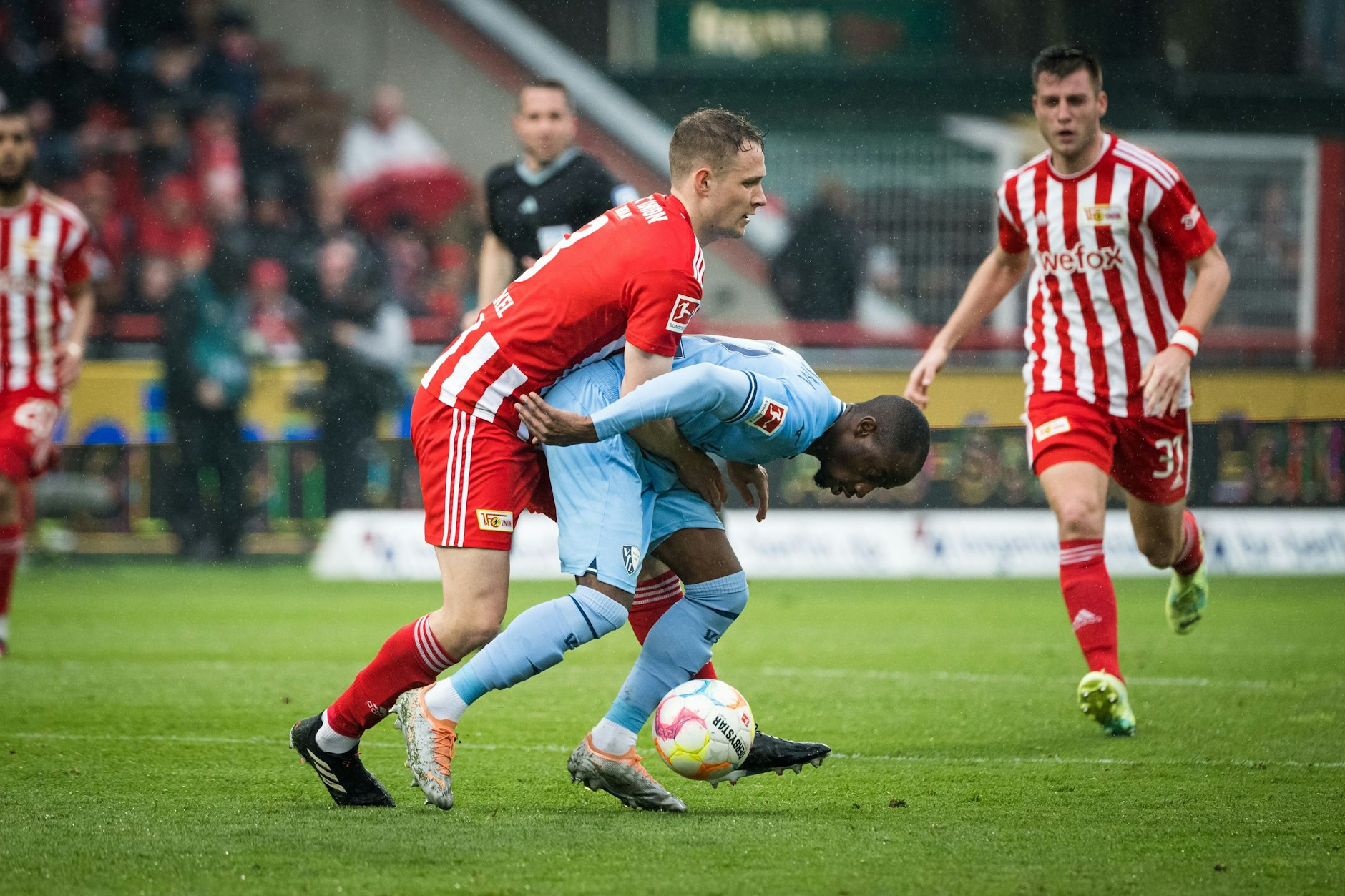 Paul Jaeckel (l.) hätte sich in den Duellen mit Bochums Christopher Antwi-Adjei etwas geschickter anstellen können, um den Platzverweis zu vermeiden.