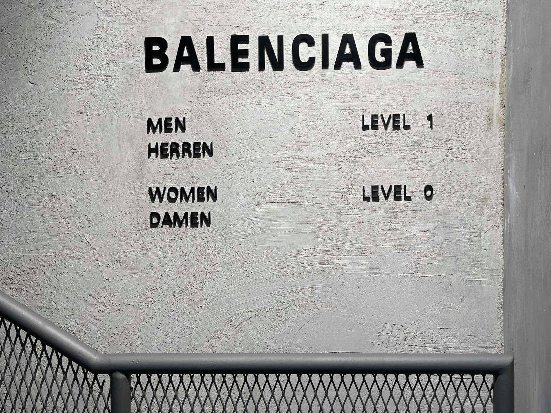 Seit Montag am Neuen Wall geöffnet: 450 Quadratmeter Balenciaga auf zwei Etagen.