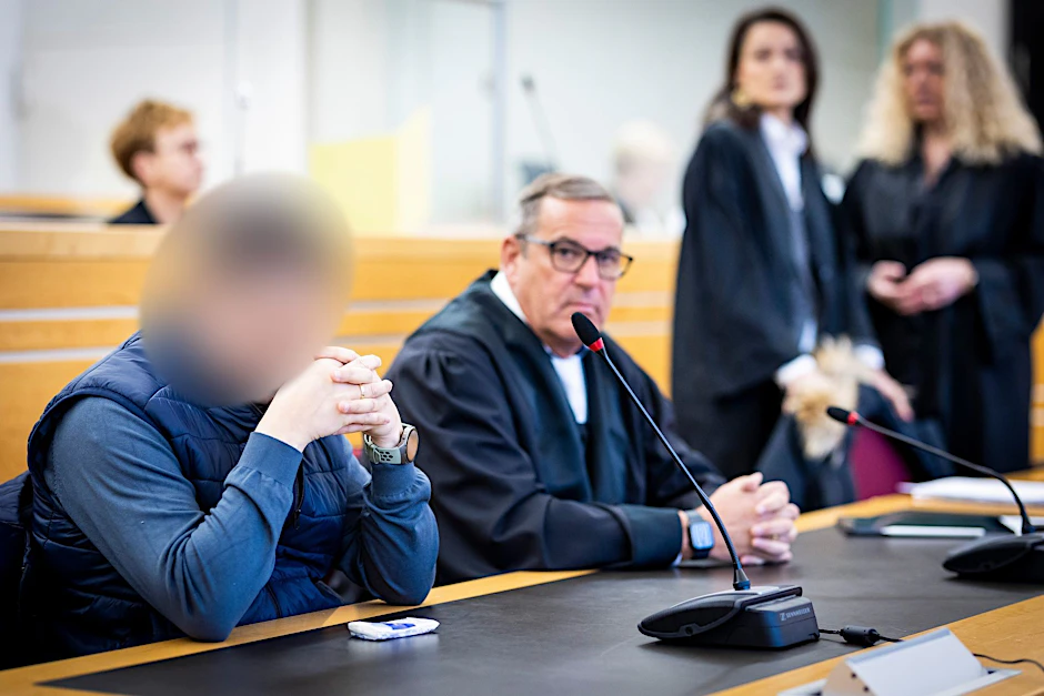 ARCHIV - Blick in den Gerichtssaal in Hannover: Die beiden Angeklagten sind zu mehrjährigen Haftstrafen verurteilt worden.  