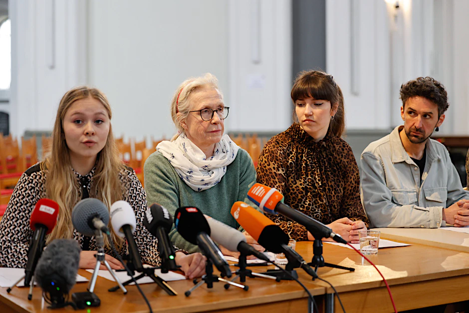 Aimee van Baalen (v.l.n.r.), Irene von Drigalski, Carla Hinrichs und Raphael Thelen bei der Pressekonferenz der Letzten Generation zur geplanten Protestaktionen in Berlin