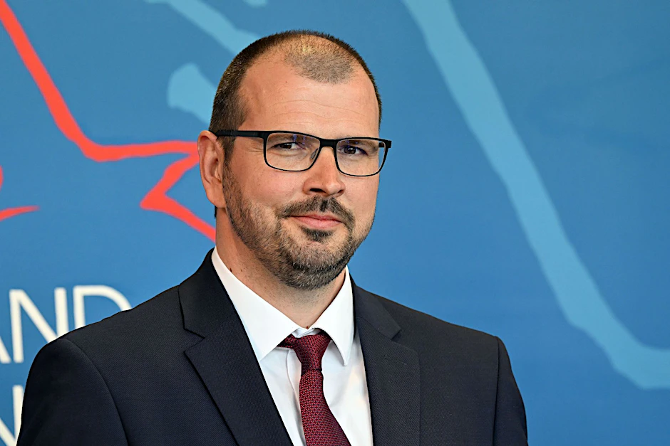 Steffen Freiberg, Bildungsstaatssekretär, aufgenommen bei einer Pressekonferenz.  
