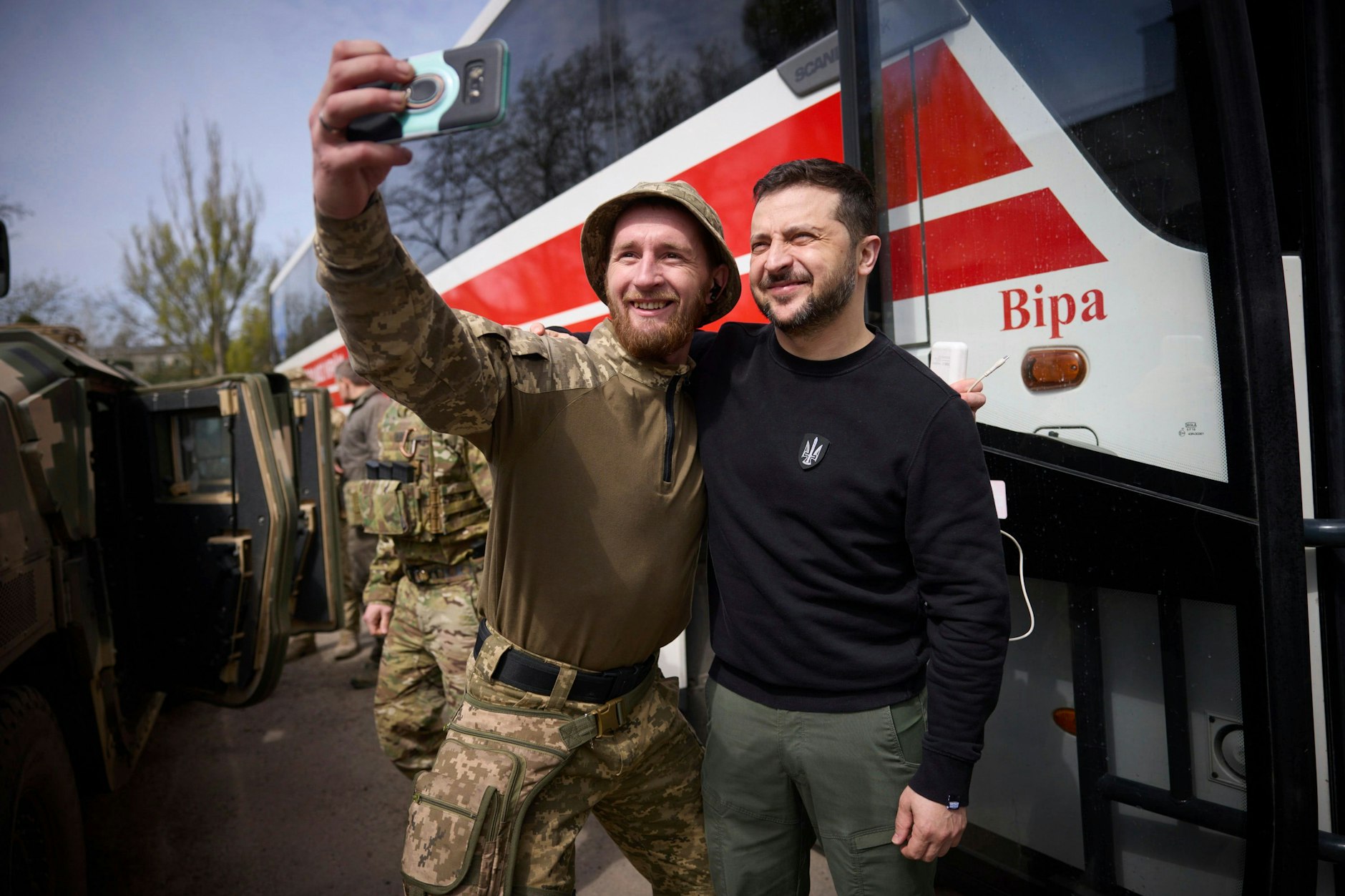 Awdijiwka: Auf diesem vom Pressebüro des ukrainischen Präsidenten zur Verfügung gestellten Foto posiert Wolodymyr Selenskyj (re.) mit einem Soldaten für ein Selfie.