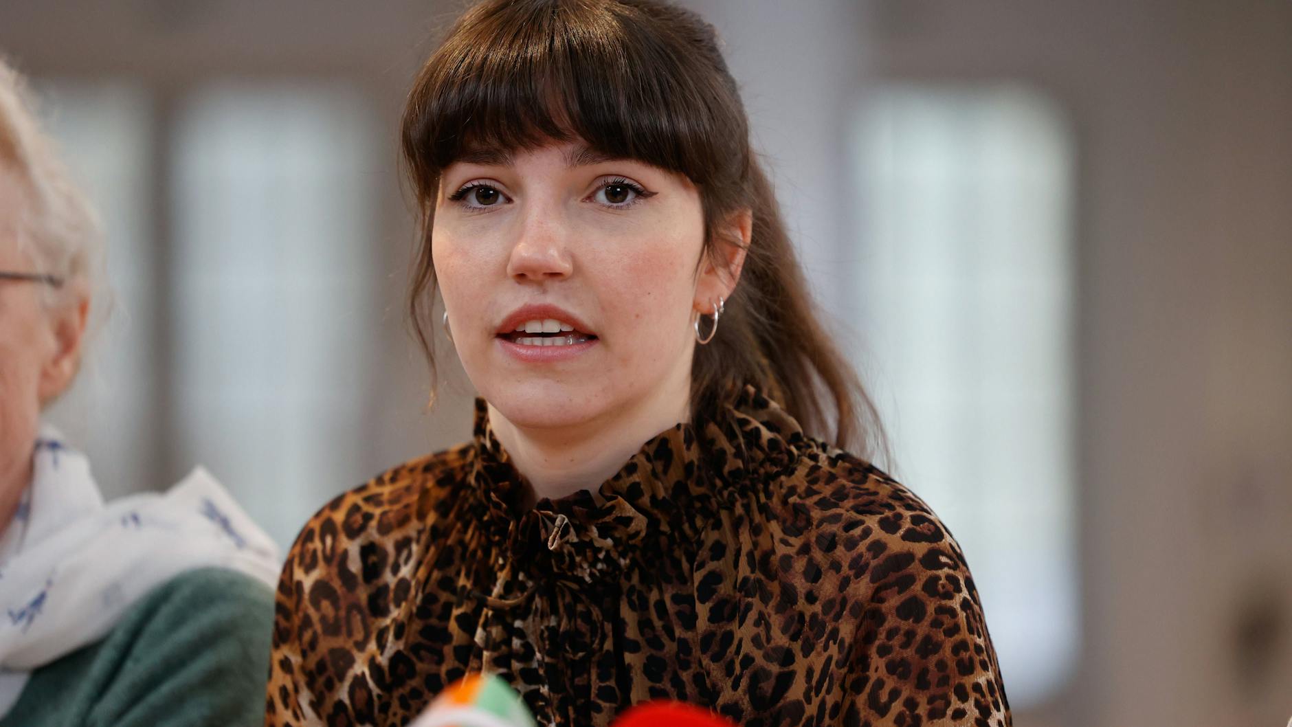 „Letzte Generation“-Sprecherin Carla Hinrichs auf der Pressekonferenz