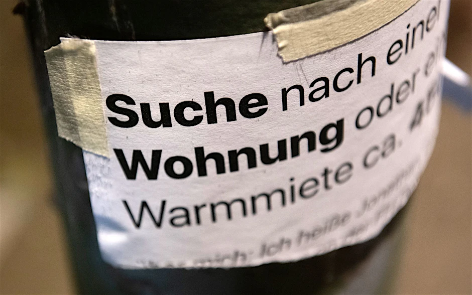 ARCHIV - «Suche Wohnung» steht auf dem Zettel an einer Laterne.  