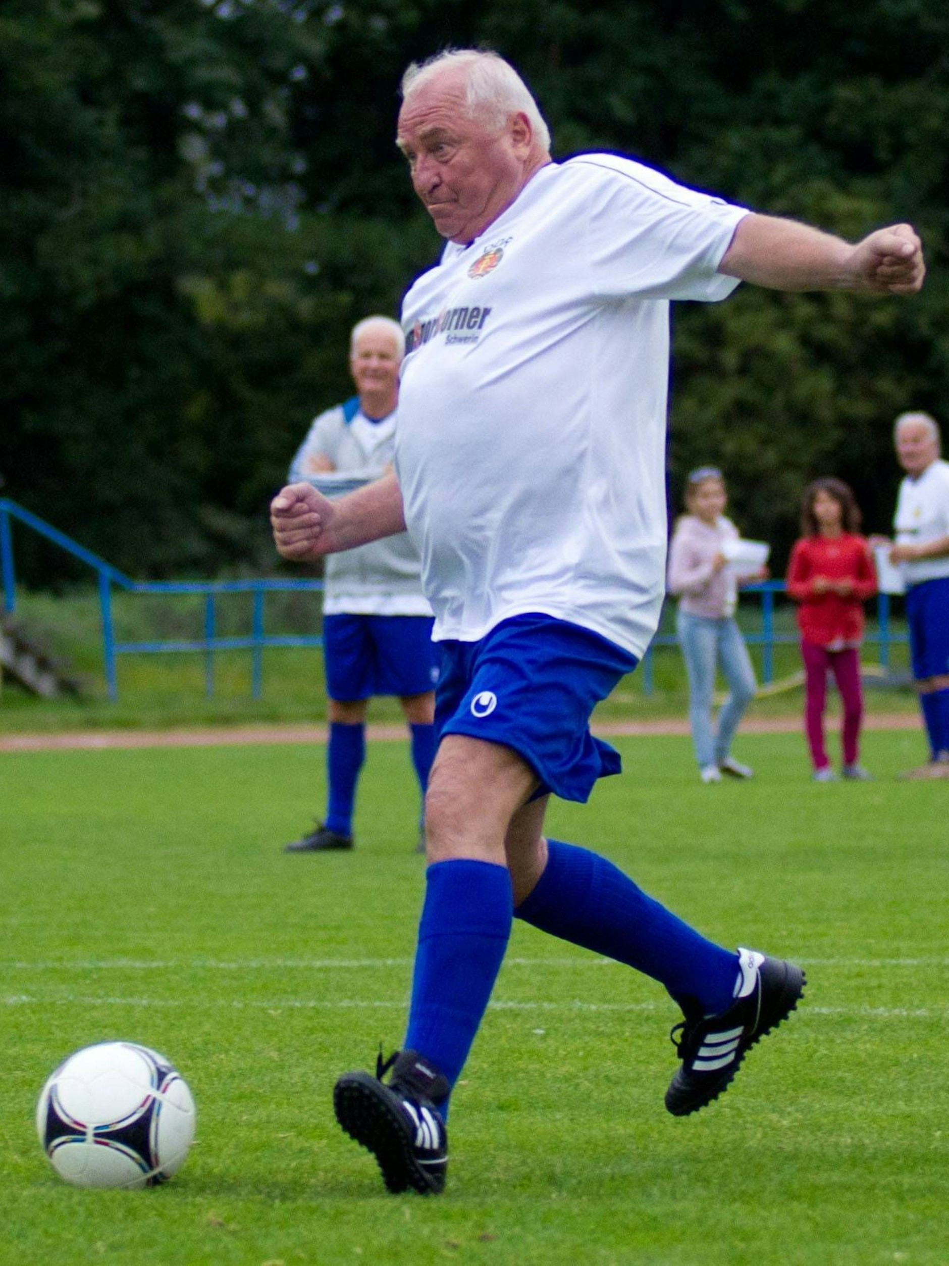 Solange die Hüften es noch erlaubten, war Ulli Wegner auch für die DDR-Oldstars selbst am Ball.