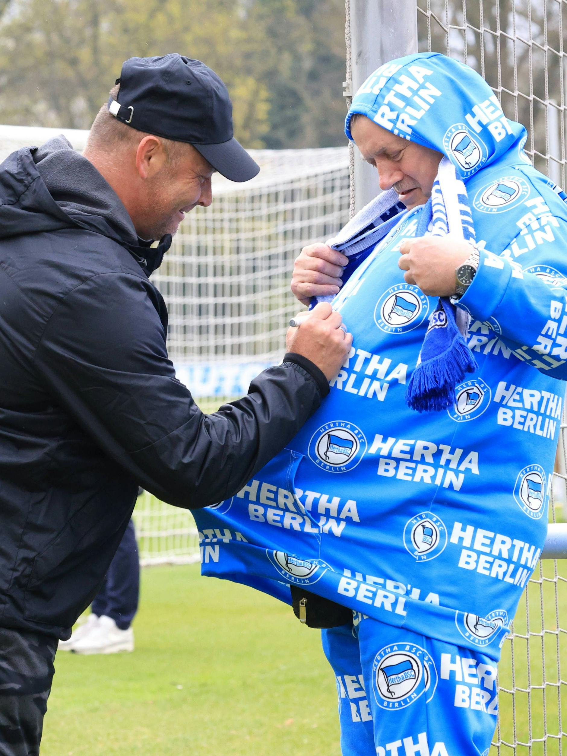 Kaum wieder in Amt und Würden, ist Pal Dardai auch bei den Hertha-Fans gefragt.