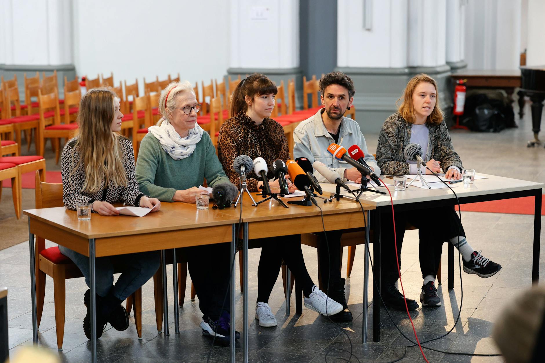 Aimee van Baalen, Irene von Drigalski, Carla Hinrichs, Raphael Thelen und Moderatorin bei der Pressekonferenz der Letzten Generation zu geplanten Protestaktionen in Berlin in der Thomaskirche am Mariannenplatz.