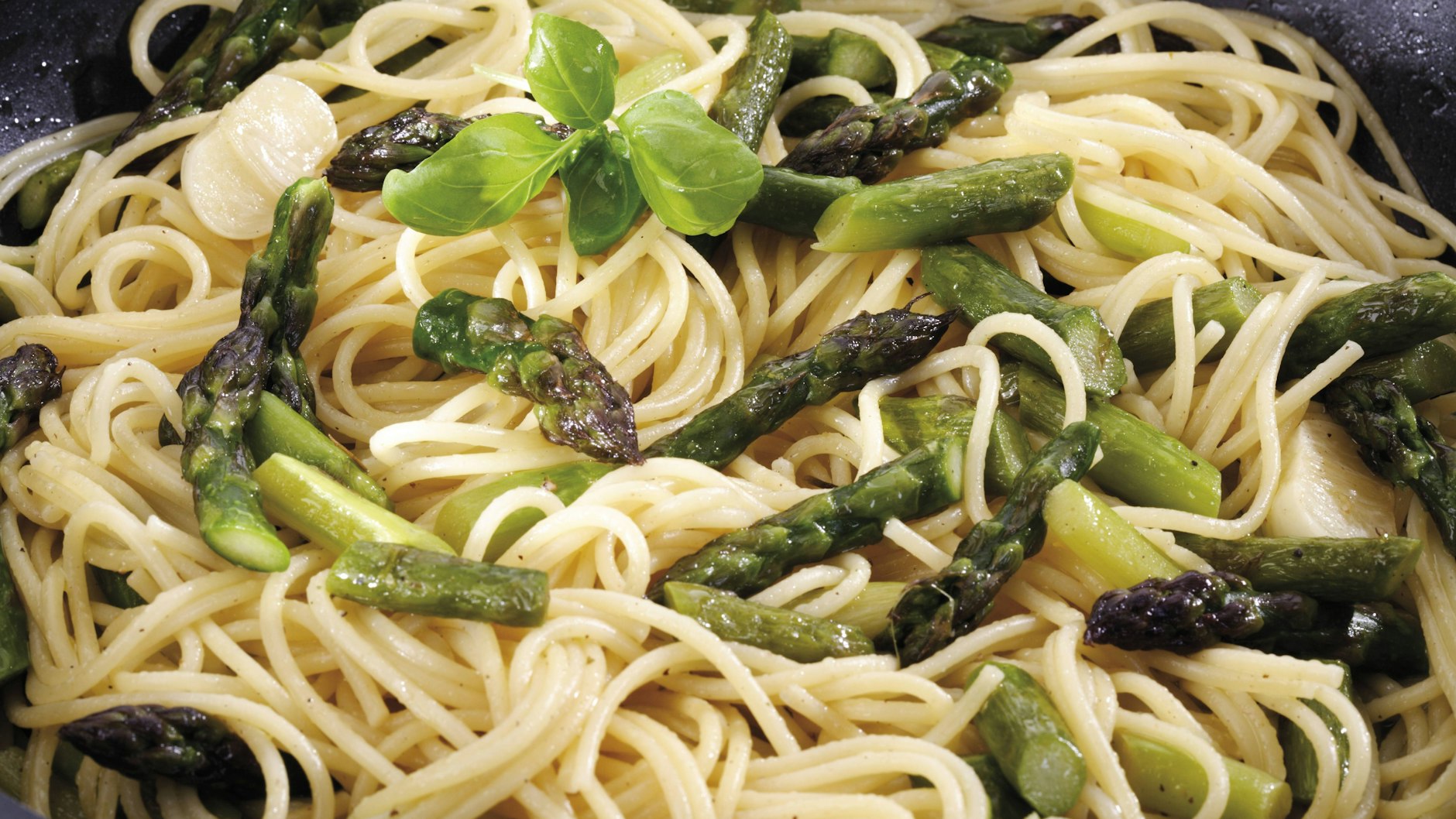Die Pasta mit grünem Spargel ist das Essen der Saison.