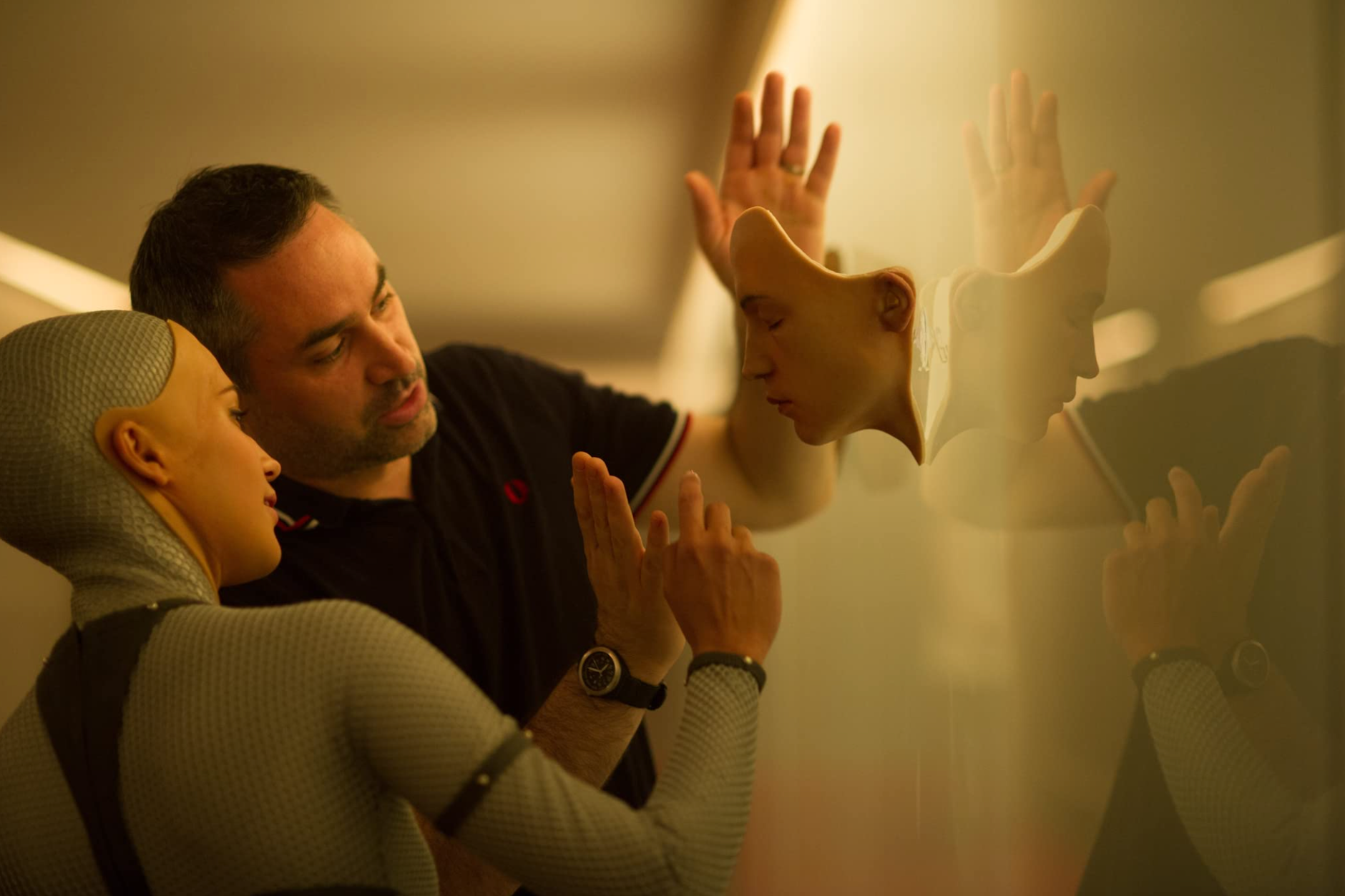 Ein Drehbuchautor und seine KI: Alex Garland am Set von „Ex Machina“ neben der Schauspielerin Alicia Vikander, die einen humanoiden Roboter spielt.