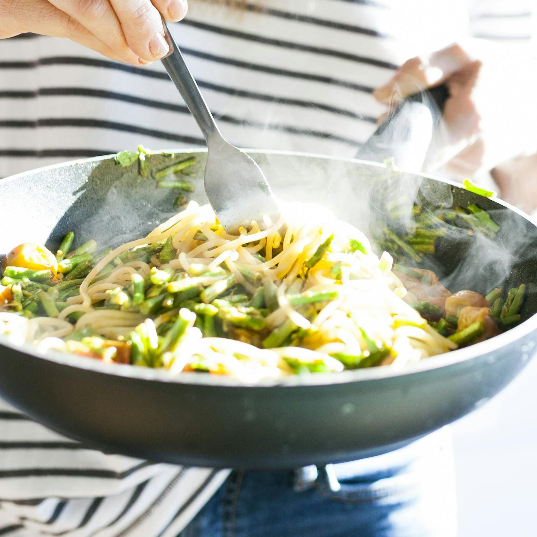 Leckeres Rezept für Pasta mit grünem Spargel: Alles aus einer Pfanne