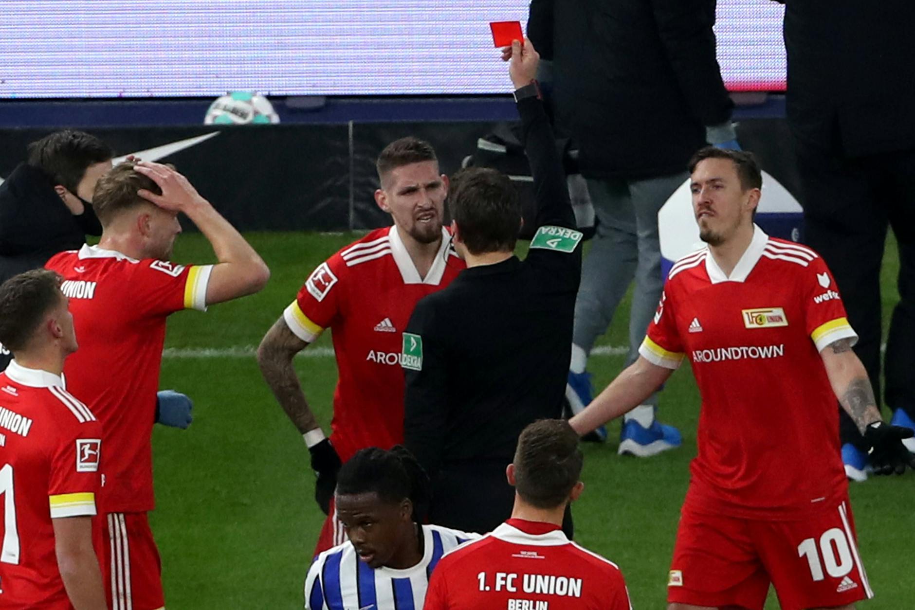 Doppelt bitter: Robert Andrich (M.) sieht in der Saison 2020/21 im Derby bei Hertha BSC den roten Karton, Union verliert das Spiel im Olympiastadion 1:3.
