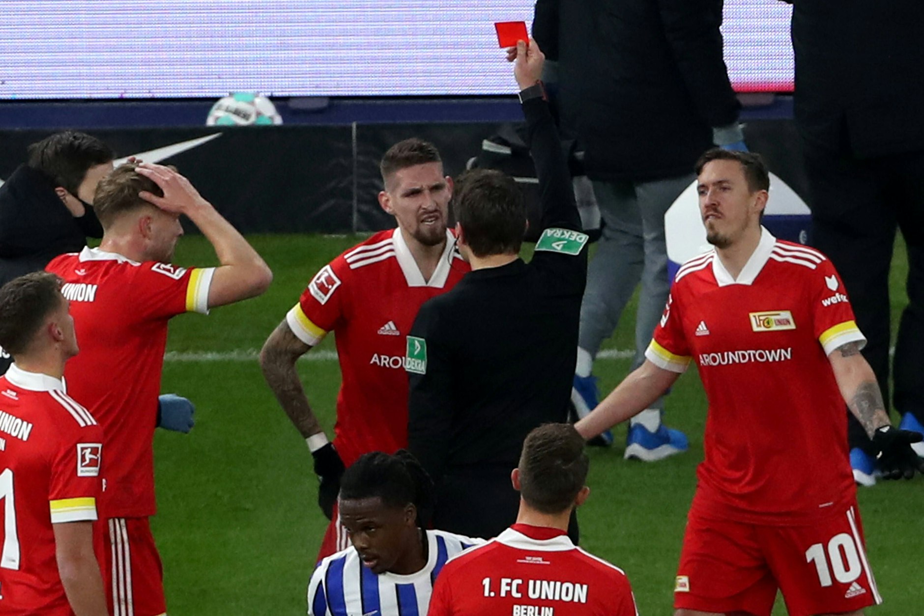 Doppelt bitter: Robert Andrich (M.) sieht in der Saison 2020/21 im Derby bei Hertha BSC den roten Karton, Union verliert das Spiel im Olympiastadion 1:3.