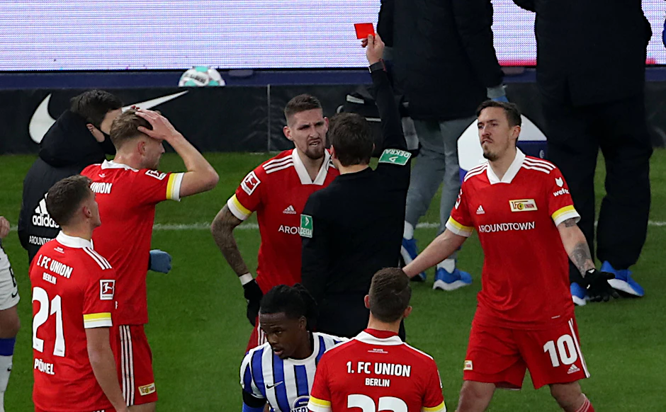 Doppelt bitter: Robert Andrich (M.) sieht in der Saison 2020/21 im Derby bei Hertha BSC den roten Karton, Union verliert das Spiel im Olympiastadion 1:3.