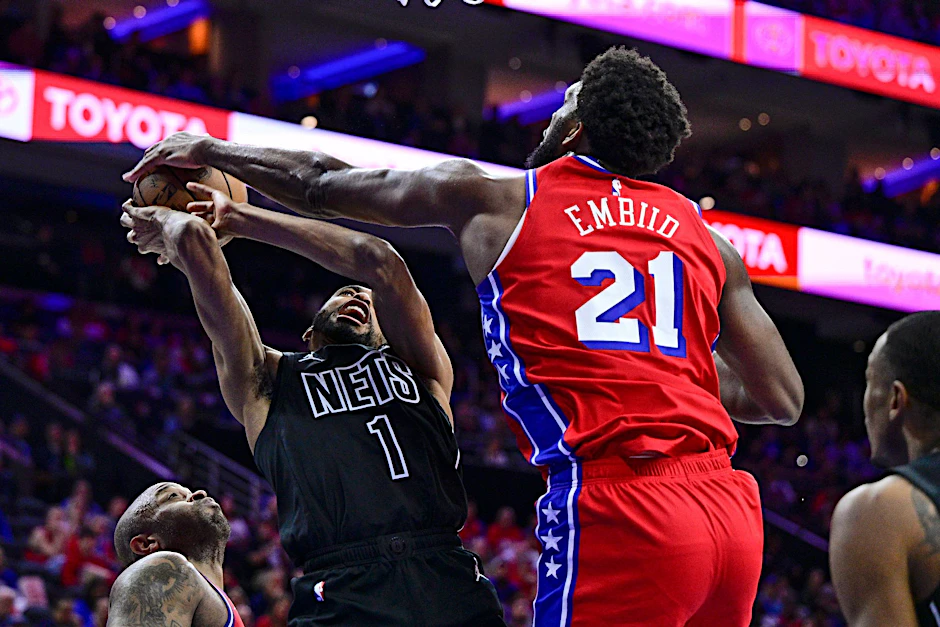 Joel Embiid (r) und die 76ers holten sich in der Serie gegen die Nets das 1:0.  a