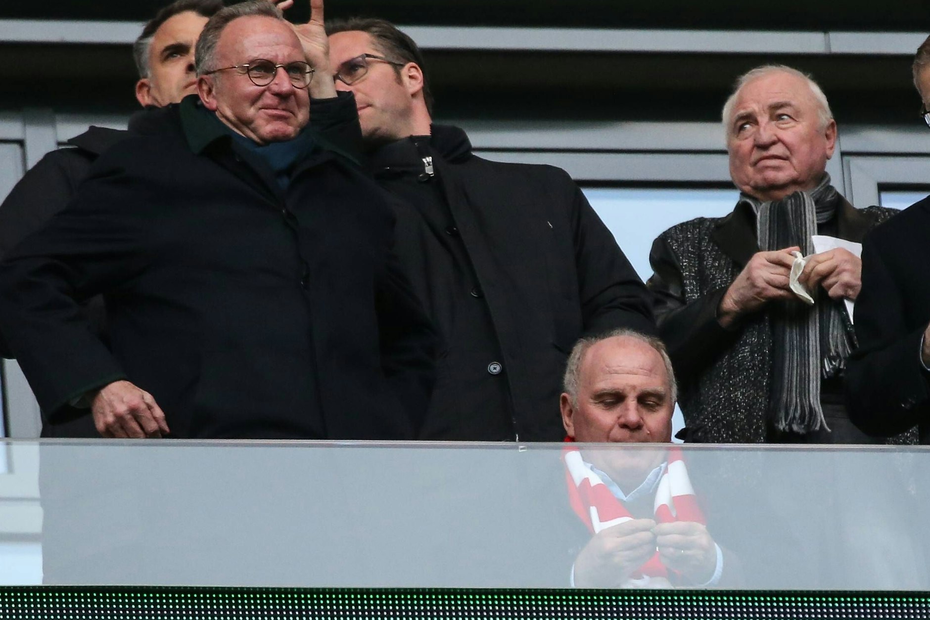 Zurzeit bleibt ihm nur der Fernseher, aber er hat Bayern auch schon live gesehen: Ulli Wegner (r.) 2018 auf der VIP-Tribüne in Leipzig, als der Rekordmeister bei RB antrat.