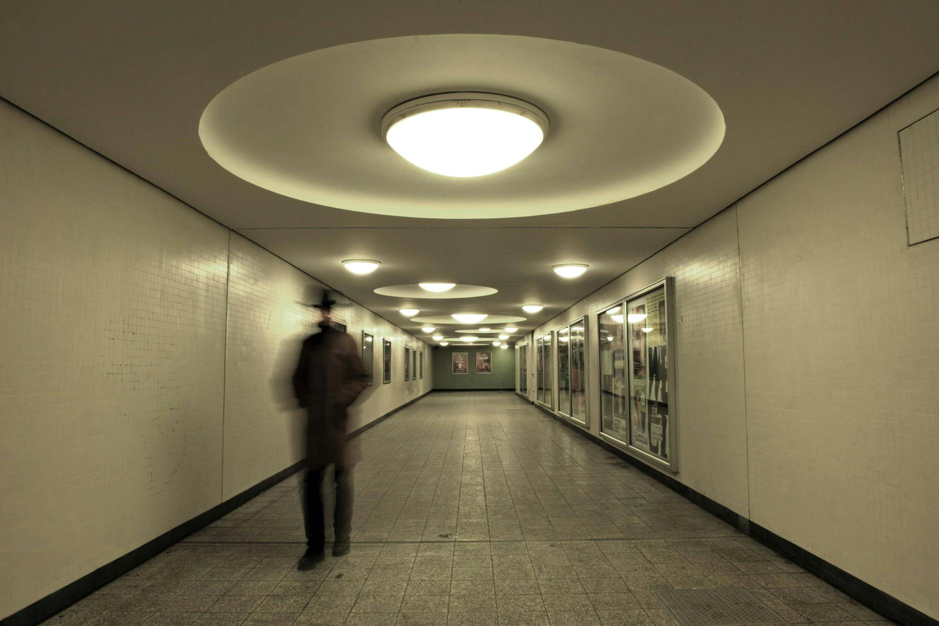 Leere Gänge und die Ungewissheit: Wer biegt da gleich um die Ecke? Manche Menschen empfinden Bahnstationen als Angsträume. Der U-Bahnhof Kurfürstendamm in Charlottenburg.