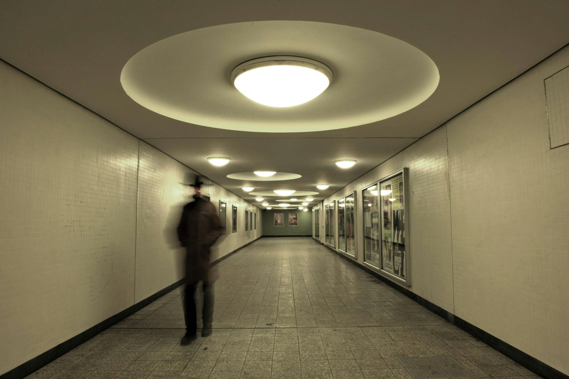 Leere Gänge und die Ungewissheit: Wer biegt da gleich um die Ecke? Manche Menschen empfinden Bahnstationen als Angsträume. Der U-Bahnhof Kurfürstendamm in Charlottenburg.