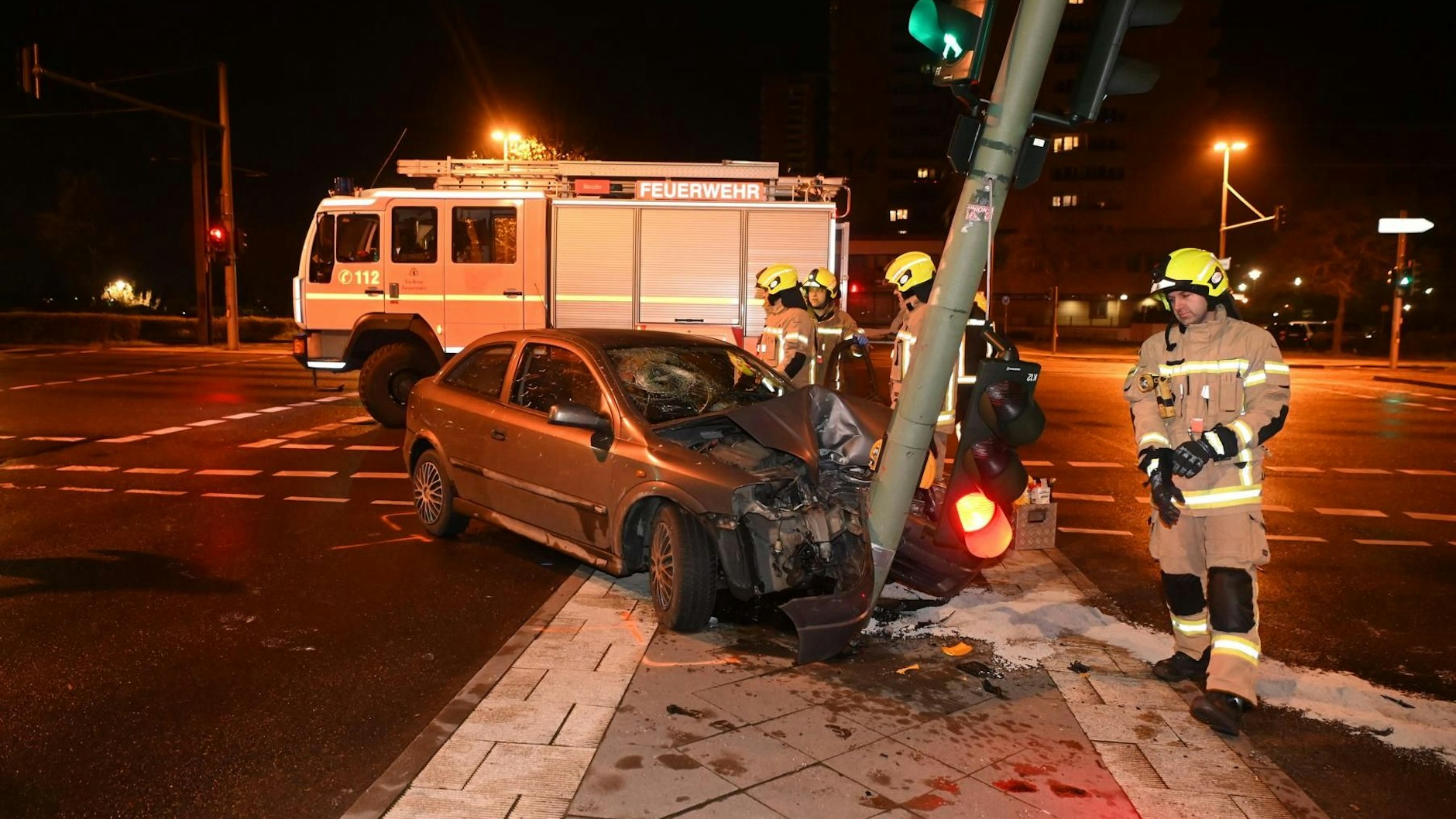 Flucht vor der Polizei endete an einem Ampelmast.