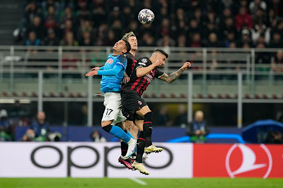 Mathias Olivera (l) und der SSC Neapel verloren das Viertelfinal-Hinspiel gegen den AC Mailand.  