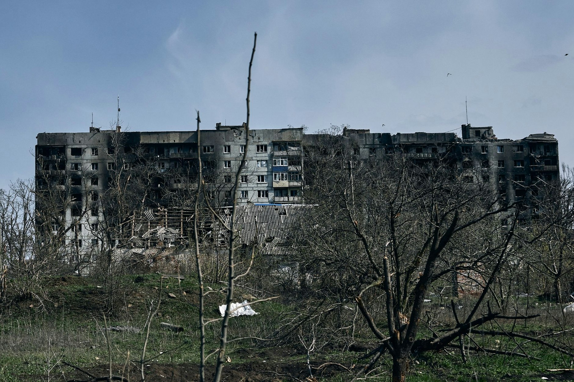 Zerstörtes Gebäude in der umkämpften Stadt Bachmut.  