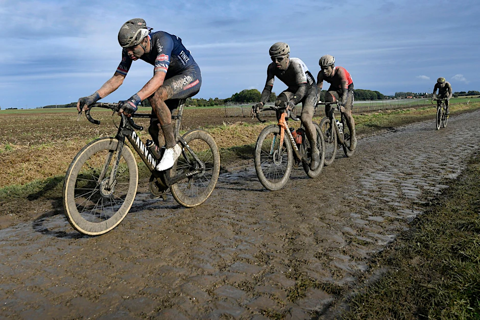 ARCHIV - Beim Radsport-Klassiker Paris-Roubaix müssen sich die Fahrer wieder über Kopfsteinpflaster quälen.  