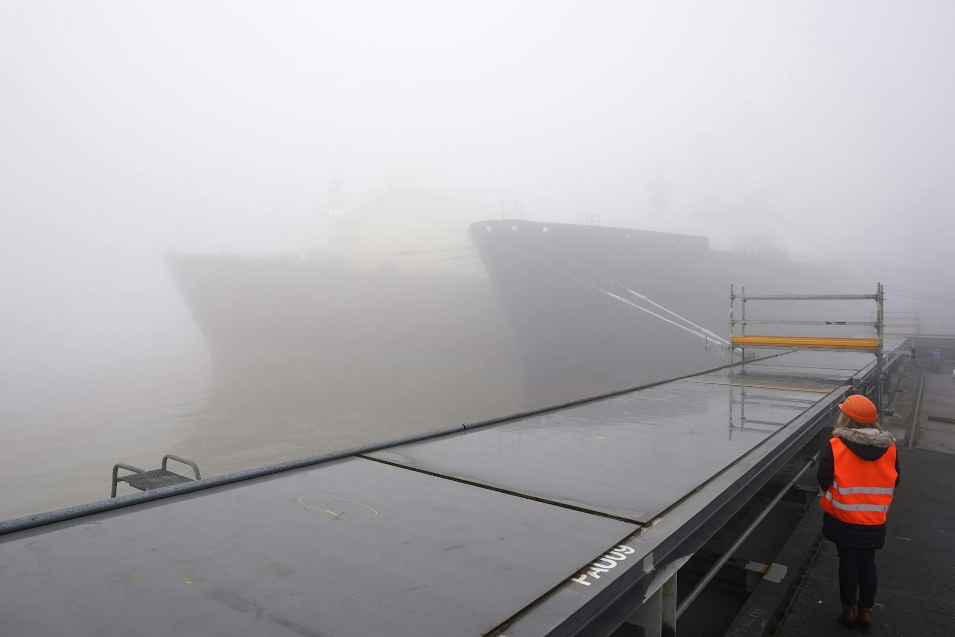 Das Regasifizierungsschiff (FSRU) Höegh Gannet im Elbehafen Brunsbüttel.