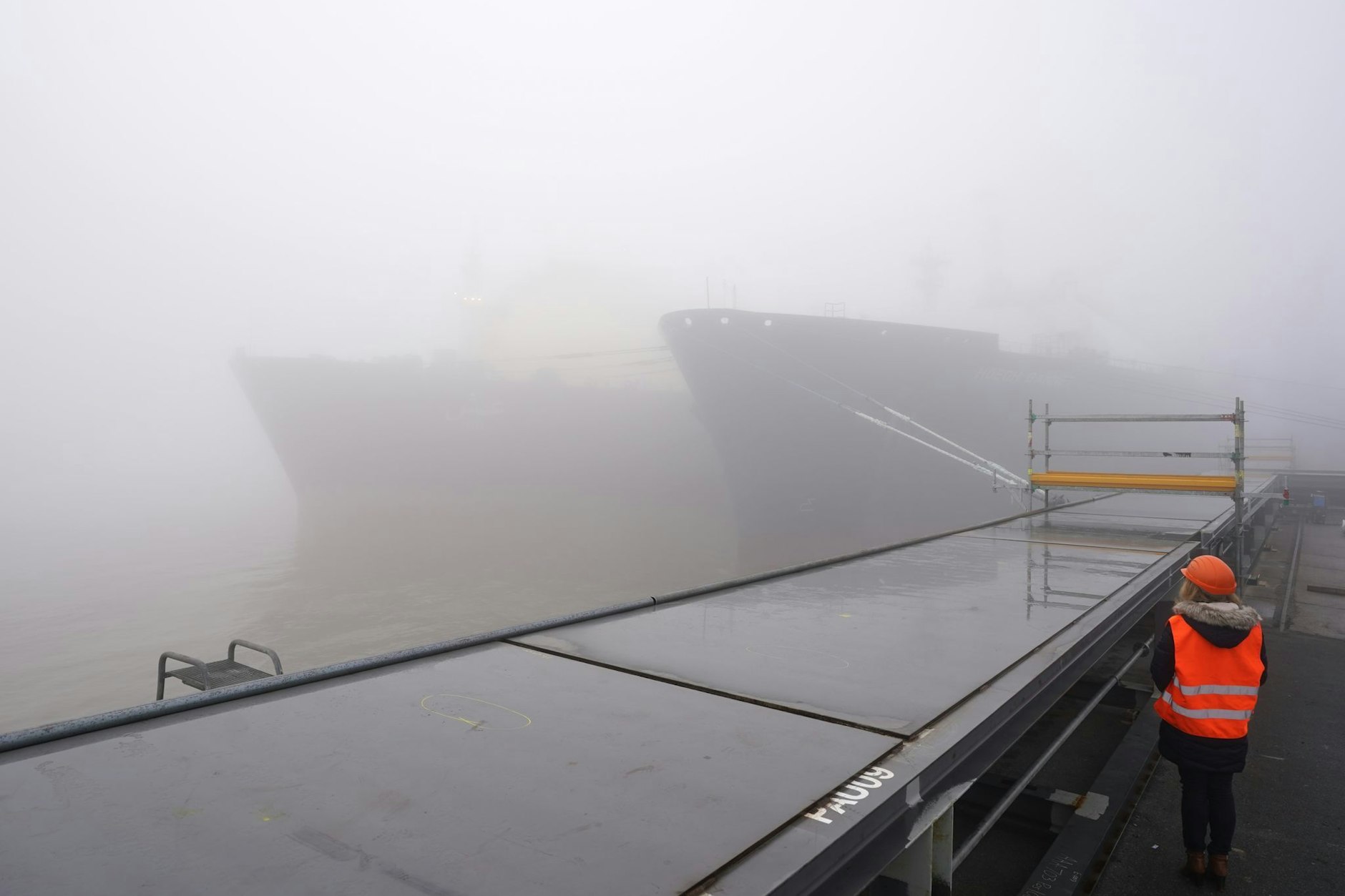 Das Regasifizierungsschiff (FSRU) Höegh Gannet im Elbehafen Brunsbüttel.