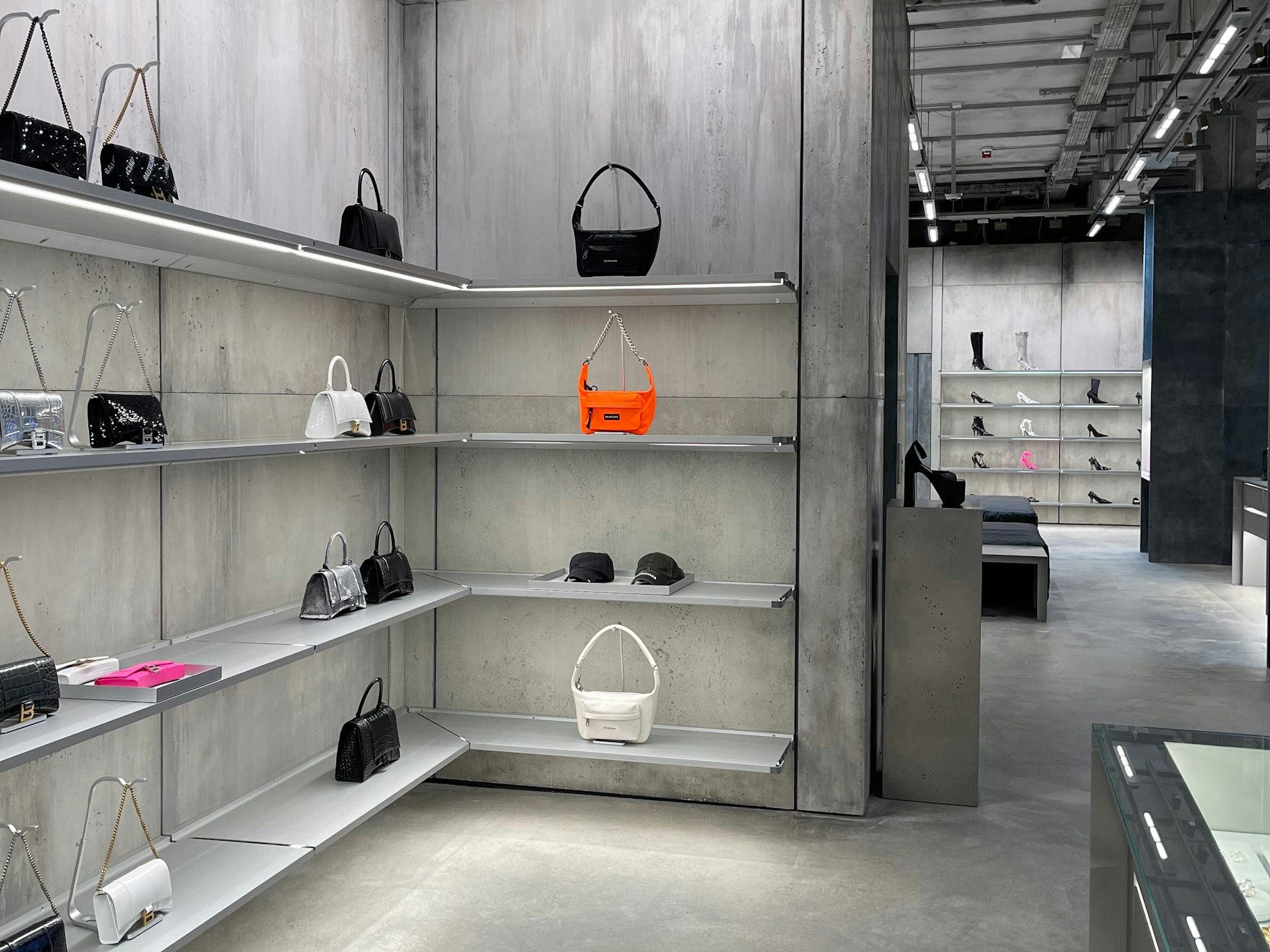 Teppich und Tapeten gibt es nicht. Dafür aber ganz viel Beton und schicke Taschen.