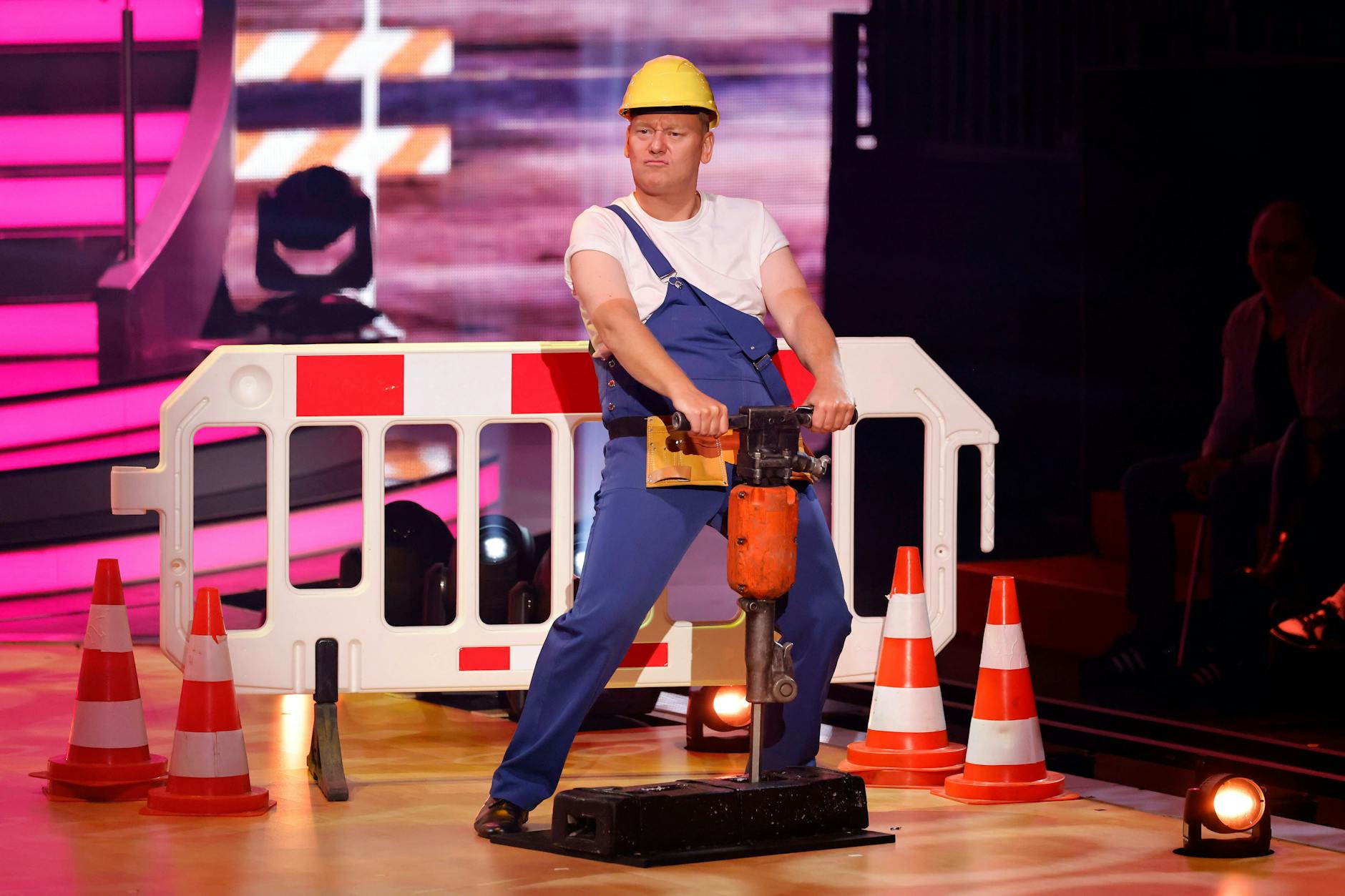 Das Bühnenbild für Knossi und Co erschafft bei „Let’s Dance“ Chef-Requisiteurin Paola von Griesheim.