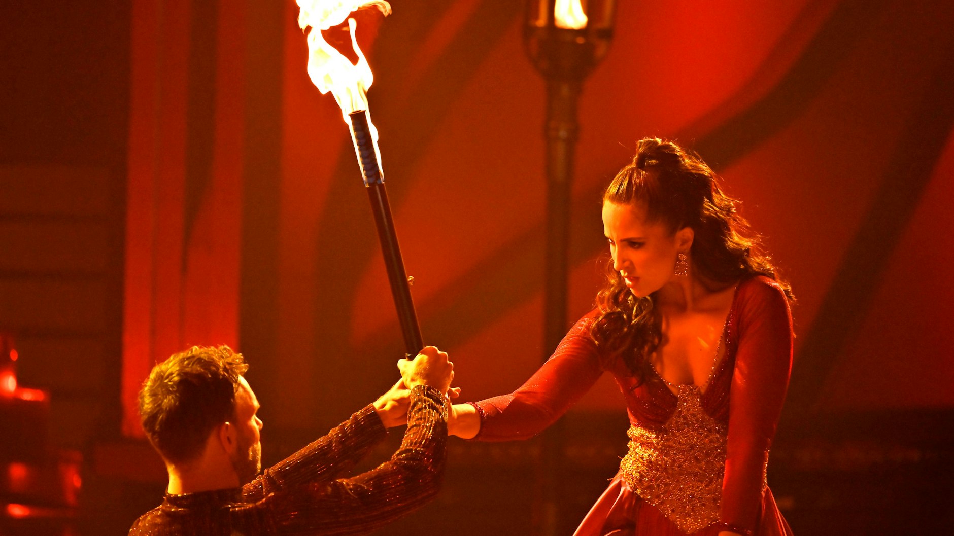 Bei „Let’s Dance“ werden die Bühnenbilder immer imposanter, wie beim Paso Doble von Chryssanthi Kavazi und Vadim Garbuzov.