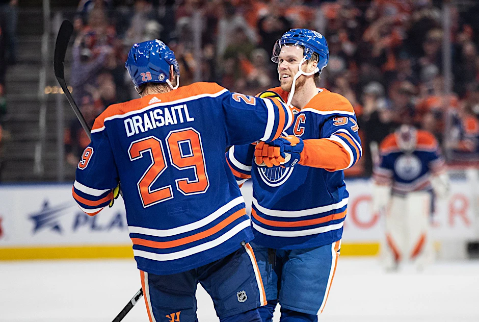 ARCHIV - Leon Draisaitl (l) und Connor McDavid (r) kamen in der Hauptrunde zusammen auf über 280 Scorerpunkte.  
