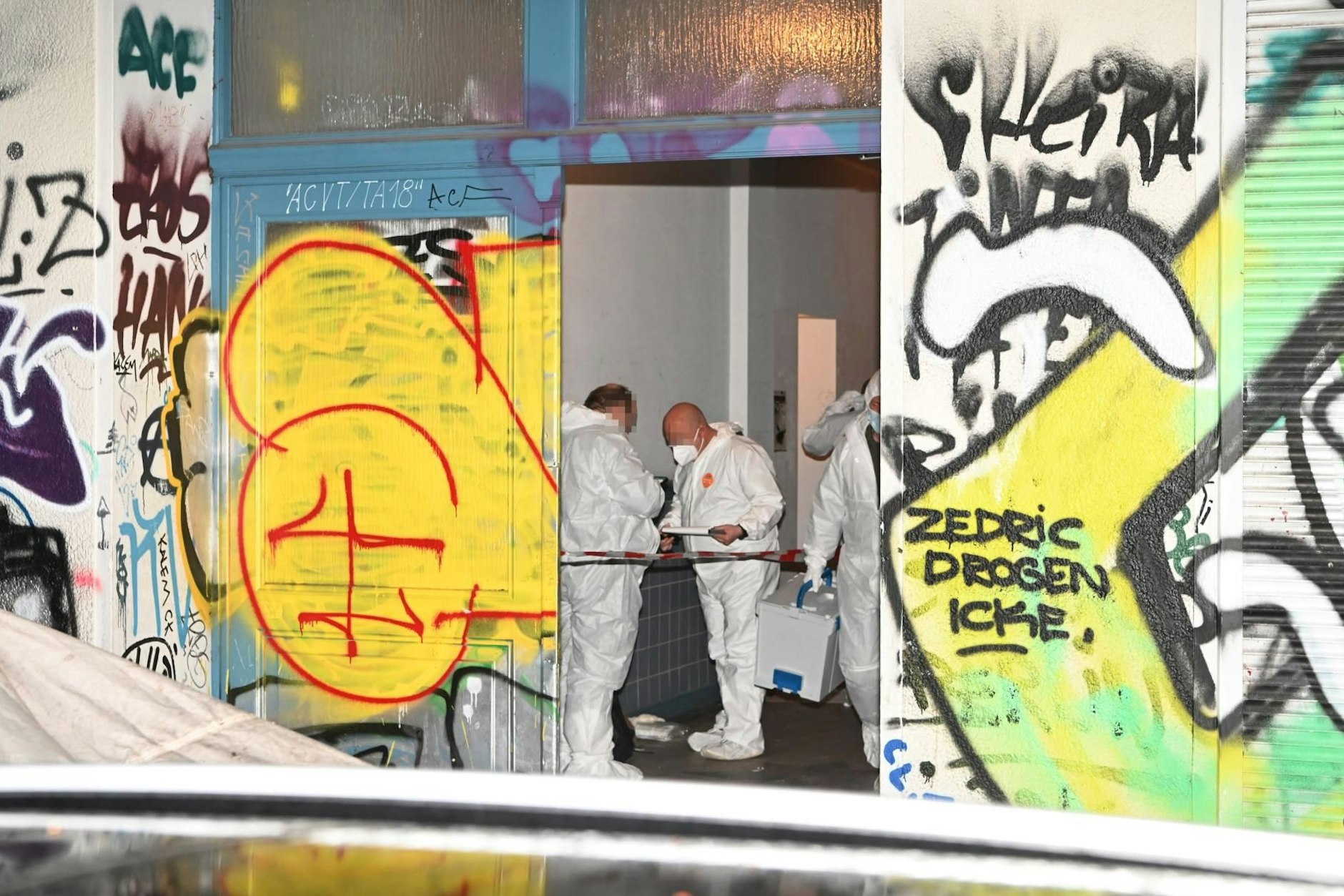 Tote Frau am Montagnachmittag im Bordell gefunden: Mitarbeiter der Spurensicherung&nbsp; in der Weserstraße in Berlin-Friedrichshain.&nbsp; &nbsp;&nbsp;