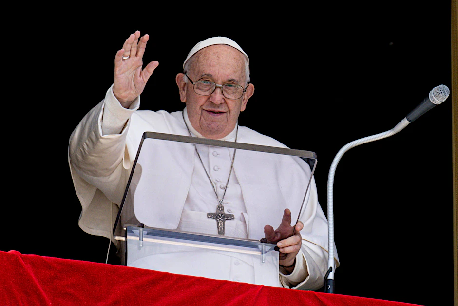 Hier der echte Papst auf einem echten Foto vom vergangenen Sonntag bei einer Andacht in Rom.